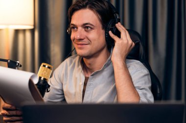 Akıllı yayıncının sunucu kanalı, canlı sosyal medyada canlı yayında konuşma programı ile birlikte modern stüdyoda, kayıt cihazıyla dinleyiciye senaryo okumaktadır. Bireysel.