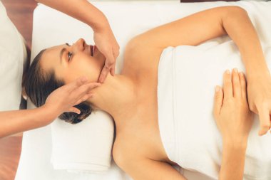 Panorama 'da kadınların stres önleyici kafa masajından ve lüks tatil beldesi veya otel spa salonundaki modern ışık ortamında yüz güzelliği eğlencelerini şımartmaktan hoşlandığı bir manzara var. Sessiz.