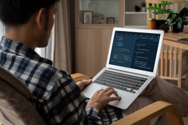 Model uygulama ve program kodlaması için bilgisayar ekranında yazılım geliştirme programlama
