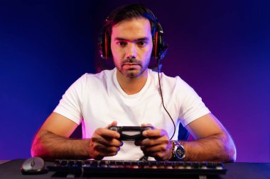 Akıllı oyun kurucuları misyondaki seviyeyi geçmeye çalışan oyun konsantrasyonunu joystick kontrolüyle tamamlayan, mikrofon vasıtasıyla neon ışıklı stüdyo odasında canlı yayın yapan oyuncularla konuşan. Tahmin et..