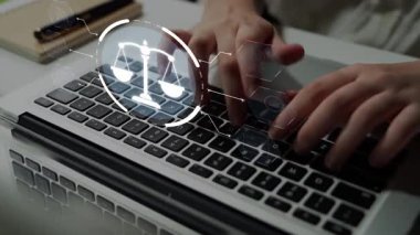 Adalet ölçeğini gösteren fütürist dijital hukuk arayüzü, dijital hukukun altını çizen, AI uyumu, dijital hukuk sistemleri ve güvenli yönetim için dijital hukuk düzenlemeleri. Muxer