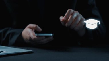 Bu stok görüntüde eğitim ve mesleki başarı arasındaki bağlantıyı vurgulayan çeşitli iş ve öğrenme sembolleriyle çevrili bir mezuniyet başlığı simgesi yer alıyor. Dörtgen