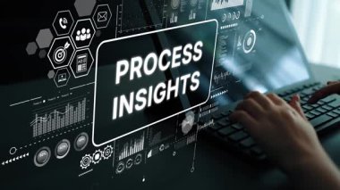 İş Analitiği için Veri Görselleştirmeleri ve Süreç İçgörüleri Gösteren Dijital Ekranlı Eller Klavyeye. Asemptotik akıllı veri analitiği.
