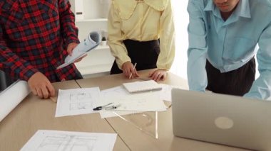 Mimari ekipmanlarla toplantı masasında ev tasarımı üzerine profesyonel mühendis ekibi tartışması ve modern ofiste bina planı dağılımı. Eline odaklan. - Yakın çekim. Tanımlama.