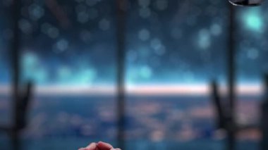 Gelişmiş bir ofis ortamında bulut depolama teknolojisiyle etkileşimi sembolize eden robotik bir ele uzanan bir insan elini tasvir eden modern bir sahne. Auvana