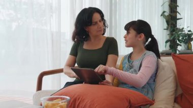 Torun büyükanneye dokunmatik ekran kontrol tabletini nasıl kullanacağını öğretir. Teknoloji aktivitelerine adapte olan son sınıf öğrencisi yeni nesil çocuklarla iletişim kuruyor. Nesiller arası uçurum aile bağlarını güçlendiriyor. Uyumsuzluk.