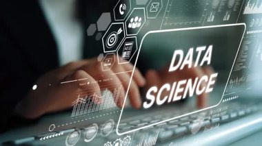Modern Ofis Ortamı 'nda Veri Bilimi Görselleri ve Analitik Kaplamalı Profesyonel Eller Klavyede Yazıyor. Asemptotik akıllı veri analitiği.