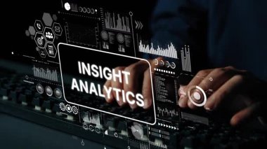 Veri Analizi ve Araştırma Sezgileri İçin Karanlık Çevre Klavyesinde Eller Daktilo Ediyor. Asemptotik akıllı veri analitiği.