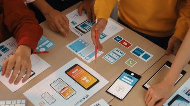 Mobil uygulama veya web sitesi için kullanıcı arayüzü prototipi planlayan akıllı bir şirket çalışanı grubu. Zekice UX UI tasarım beyin fırtınası kullanıcı dostu arayüz planı tasarlıyor. Sinerjik