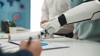 Yapay zeka analitik uzmanları işbirliği toplantıları, stratejik pazarlama çözümleri ve veri odaklı kararların rafine edilmesi sırasında iş dünyasına rehberlik ederler. Noogenesis Yapay Zeka