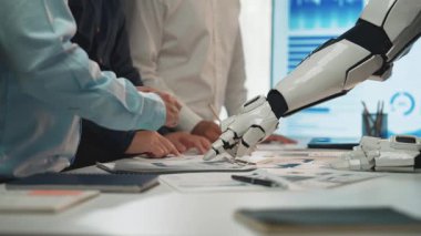 Profesyoneller, yapay zeka araçları kullanarak müşteri verilerini analiz eder, dinamik işbirliği yoluyla stratejik pazarlama girişimlerini rafine ederler. Noogenesis Yapay Zeka