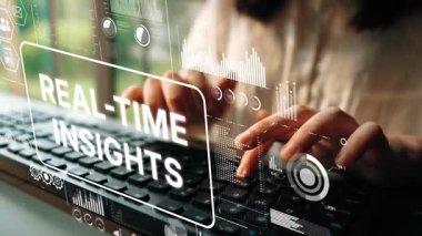 Eller Klavyeye Dijital Arayüz ile Yazıyor Gerçek zamanlı Sezgiler ve Görsel Veri Elementleri Gösteriyor. Asemptotik akıllı veri analitiği.