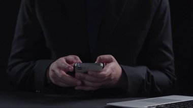 Bir kullanıcının akıllı telefonla etkileşimini gösteren, dijital iş ortamında gelişmeyi ve yeniliği simgeleyen bir roketi gösteren yaratıcı bir çizim. Dörtgen