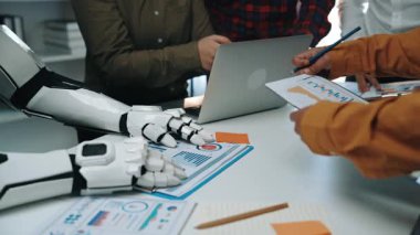 Azimli bir danışmanlık ekibi yapay zeka kaynaklarını pazar göstergelerini incelemek üzere entegre ederek, ortaya çıkan iş taleplerini ele alan ve ilerlemeyi paylaşan çok yönlü bir plan hazırlıyor. Noogenesis Yapay Zeka