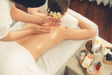 Kafkasyalı kadın müşteri stres önleyici spa masajının keyfini çıkarıyor ve lüks otel ya da oteldeki gündüz açık ortam güzellik salonunda güzellik teniyle eğleniyor. Sessiz.