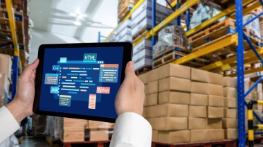 Yeni uygulama geliştirme için HTML, ve C Brisk gibi çeşitli programlama dillerinin kodlama ekranı ile yazılım geliştirme veya programlama çalışmaları