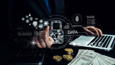 Bu resim, dijital kilit, para ve teknoloji unsurlarının yer aldığı ve çevrimiçi bankacılıkta mahremiyetin önemini vurgulayan veri güvenliği kavramını gözler önüne seriyor. Dörtgen
