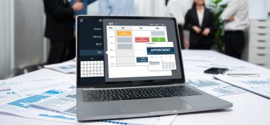 İnternet sitesinde canlı eleştiriler için çevrimiçi aplikasyon rezervasyon takvimi
