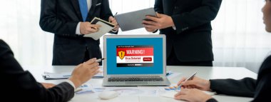 Bilgisayar ekranındaki virüs uyarısı canlı siber tehdit, hacker, bilgisayar virüsü ve kötü amaçlı yazılım tespit etti