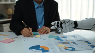 Bir iş adamı, insan yaratıcılığı ve teknolojik gelişim arasındaki sinerjiyi sembolize eden bir robot elle veri analizi yapar. Noogenesis