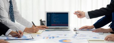 Uygulama ve program kodlaması için bilgisayar ekranında yazılım geliştirme programlama