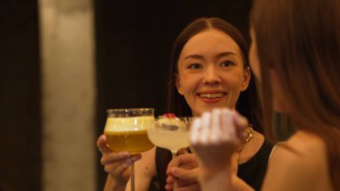 Lüks tezgah barında votka kokteyli içen güzel bir kadının tadını çıkarın. Arkadaşlarla kadeh kaldırın. Gece hayatı lüksünün özünü yakalayın. Vinosity.