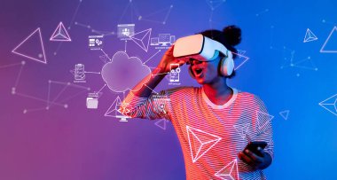 Sanal gerçeklik teknolojisiyle uğraşan bir kadını gösteren dinamik bir görüntü, bulut hesaplama ve çevrimiçi gelişim eğilimlerindeki etkileşimli deneyimleri vurguluyor. XDMCP