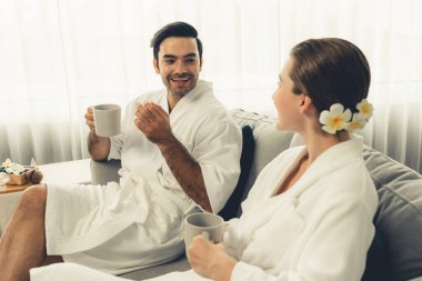Güzellik ya da vücut bakımı güzellik salonu yaşam tarzı konsepti. Lüks otel kaplıcalarında ya da otel odasında, bornoz giyip rahatlayan bir çift. Tatil ve boş zaman rahatlığı. Sessiz.