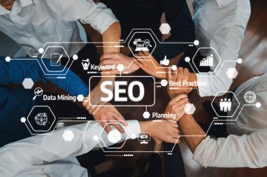 SEO stratejisinde ekip işbirliğini gösteren dinamik bir görüntü, SEO 'nun merkezi bir teması etrafında el ele vererek, planlama ve anahtar sözcük araştırmaları ikonları tarafından tamamlanmış. Dostluk