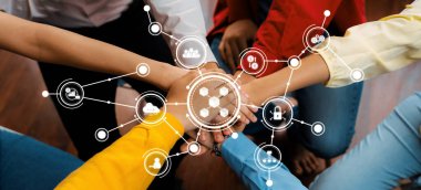 Girişimci şirket çalışanlarının el ele dizilmesi başarılı bir iş ortaklığı grubunu ve panoramik afişte kamu işyerinde güçlü bir birlik takım çalışmasını sembolize ediyor. Sinerjik Dostluk