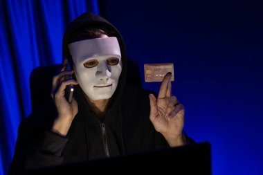 Kredi kartı sahibini arayıp gizli bilgilerle tehdit etmek için beyaz suçlu maskesi. Tüm veritabanları, güvenlik ihlali yapmaya çalışarak şifre şifreleme yapmak için. Bireysel.