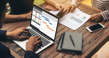 Ekip projesinin zaman çizelgesini gösteren bilgisayar ekranında, modern iş projesi yönetimi için proje planlama yazılımı