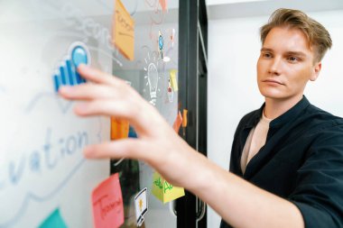 Kafkasyalı profesyonel iş adamının zihin haritası ve renkli yapışkan notlar kullanarak iş pazarlama fikrini kendine güvenle sunuşunun yakın görüntüsü. Proje konseptini başlat. Portre. Tertemiz..