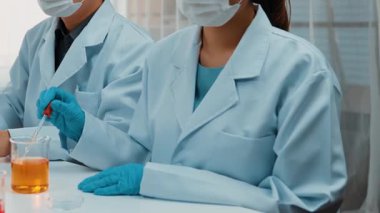 Bilimsel uzmanlığa, laboratuvar ekipmanlarına ve yenilikçi tıbbi biyoteknoloji yazılımına sahip laboratuvar sağlık araştırma ekibi yeni ilaçlar araştırıyor, tedavi geliştiriyor. Ağır çekim. Katı.