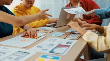 Mobil uygulama ya da web sitesi için kullanıcı arayüzü prototipi planlayan şirket çalışanlarının panorama videosu. UX UI tasarım beyin fırtınası kullanıcı dostu arayüz planı tasarlıyor. Sinerjik