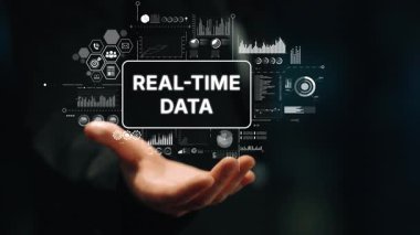 İş adamı Gerçek Zamanlı Veri Analizi ve İş Sezgileri ve Karar Verme Grafikleriyle Dijital Arayüzü elinde tutuyor. Asemptotik akıllı veri analitiği.