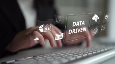 Veri güdümlü karar verme işi analitik, veri toplama ve yapay zeka sistemleri yoluyla güçlendirir. Veri güdümlü araçlar veri işleme ve veri görselleştirmesini veri platformları boyunca destekler. Muxer