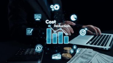 Bu görüntü teknoloji ve finans arasındaki sinerjiyi yakalar, bir dizüstü bilgisayar ve hesap makinesi üzerinde modern iş operasyonlarını vurgulayarak dijital çip kaplamalı elleri gösterir. Dörtgen