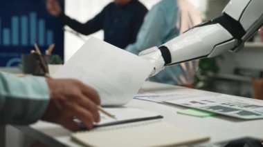 İş analistleri, işbirlikçi takım çalışması ve stratejik yenilikler yoluyla sağlam pazarlama stratejileri şekillendiren yapay zeka kaynaklı verileri birleştiriyorlar. Noogenesis Yapay Zeka