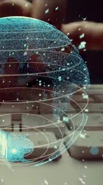 Bilgisayar üzerinde çalışan ve matematiksel kodlama modernizasyonu grafiği olan bir adam konsept bilgisayar yazılım geliştirme ve programlama bilimini gösteriyor .