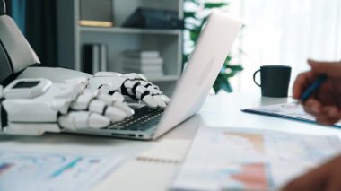 İş raporlarını analiz eden ve kurumsal stratejileri optimize eden, akıllı teknolojinin karar verme mekanizmasındaki rolünü gösteren yapay zeka destekli asistan. Noogenesis Yapay Zeka