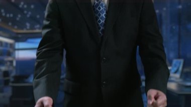 Bir iş adamı, modern ofis ortamında büyüme ve teknolojiyi vurgulayan, dijital arayüzlü yenilikçi bir pazarlama stratejisi sergiliyor. Dörtgen