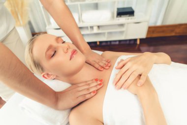 Kafkasyalı kadın müşteri stres önleyici spa masajının keyfini çıkarıyor ve lüks otel ya da oteldeki gündüz açık ortam güzellik salonunda güzellik teniyle eğleniyor. Sessiz.