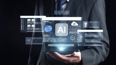 Bir iş adamı, gelişmiş bir yapay zeka arayüzünü gösteren bir tabletle etkileşime girer. Veri analizleri ve görsel içgörüler karar verme sürecini geliştirir. Dörtgen