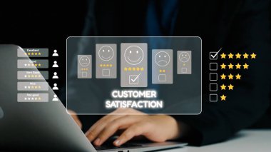 Şirket ortamında dizüstü bilgisayar ekranında gösterilen gülen yüzler ve yıldız reytingleri kullanarak müşteri memnuniyet ölçülerini değerlendiren profesyonel bir görüşe yakın çekim. Dörtgen