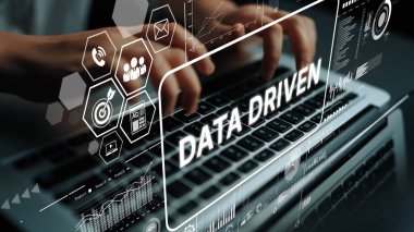 Laptop ve Dijital Ekranda Analitik Ölçümleri ve Grafikleri Gösteren Ellerle Veri Sürülen Teknoloji Konsepti. Asemptotik akıllı veri analitiği.