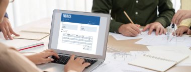 Muhasebe uygulamasından gelen fatura bilgisayar ekranında. Şirket işlerinin finans ve bütçesi için bilgisayar programı. canlı.