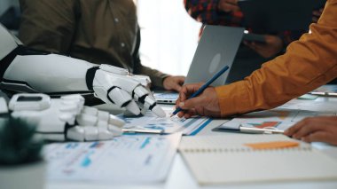 Dinamik bir çalışma ortamında insan ve robot arasındaki işbirliğini gösteren, veri analizini, takım çalışmasını ve yenilikçi teknolojileri vurgulayan modern bir ofis sahnesi. Noogenesis