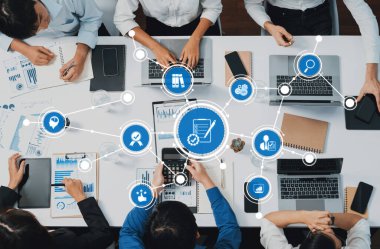 Üst düzey analist ekibi toplantı odasındaki mali verileri analiz etmek için BI Fintech 'i kullanıyor. İş anlayışı ve stratejik pazarlama planlaması için kağıt üzerinde analitik BI gösterge paneli. İhtiyatlı Dostluk