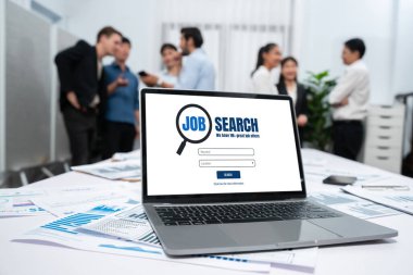 Çalışanların işe alım İnternet ağındaki iş fırsatlarını arayabilmeleri için internet sitesinde arama çalışmaları